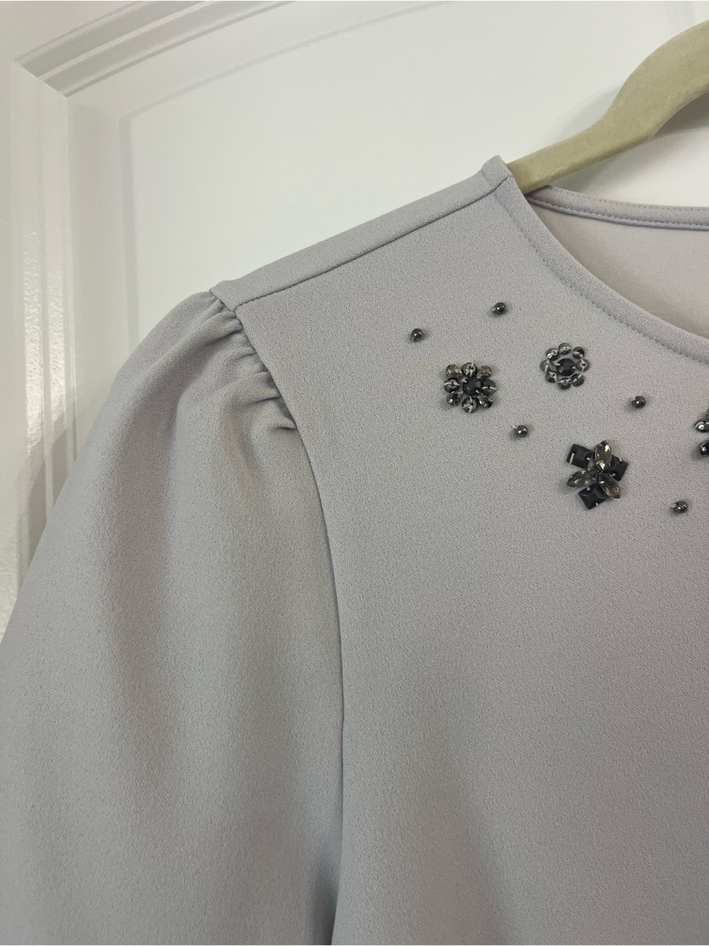 Ann Taylor Top Light Gray Jeweled Short Sleeve Blouse Office Work Womens Medium - Picture 6 of 10
